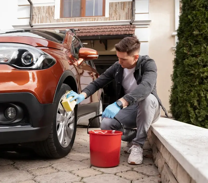 Lavage auto à domicile Caux : professionnel intervenant sur un véhicule